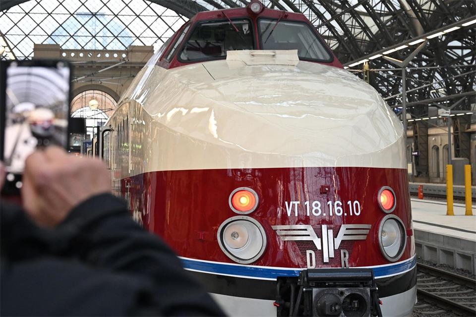Der restaurierte SVT Görlitz startet vom Bahnhof Dresden. Lea Winkler/dpa