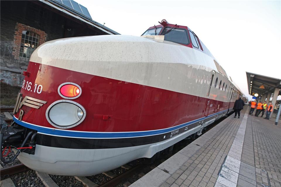 Der restaurierte Schnelltriebwagen SVT Görlitz soll künftig wieder für Sonderfahrten eingesetzt werden. (Archivbild) Matthias Bein/dpa