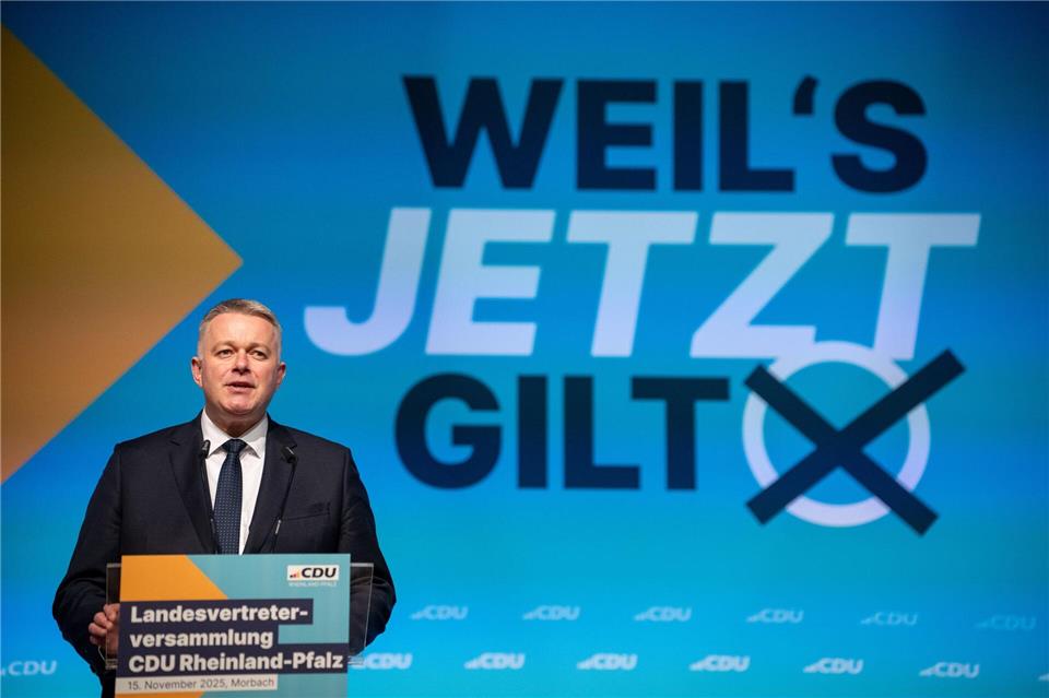 Der rheinland-pfälzische CDU-Chef Gordon Schnieder spricht neben dem neuen CDU-Wahlkampfmotto. Harald Tittel/dpa