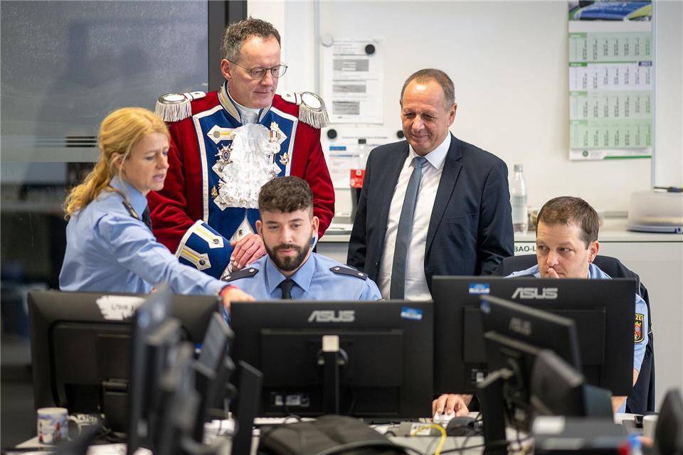 Der rheinland-pfälzische Innenminister und langjährige Mainzer Oberbürgermeister Michael Ebling (M.) ist begeisterter Fastnachter. (Archivbild)Sebastian Christoph Gollnow/dpa
