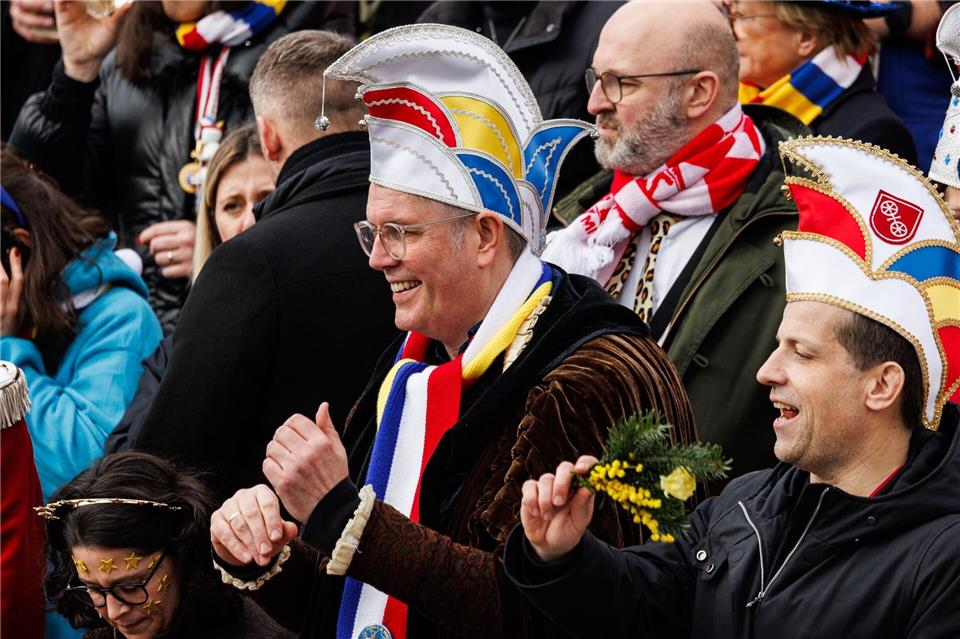 Der rheinland-pfälzische Ministerpräsident, Alexander Schweitzer (SPD), feierte wieder als Johannes Gutenberg mit.Hannes P. Albert/dpa