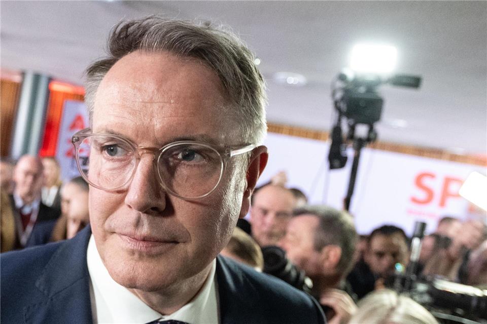 Der rheinland-pfälzische Ministerpräsident Alexander Schweitzer (SPD) strebt in der künftigen Landesregierung kein Amt mehr an.Boris Roessler/dpa