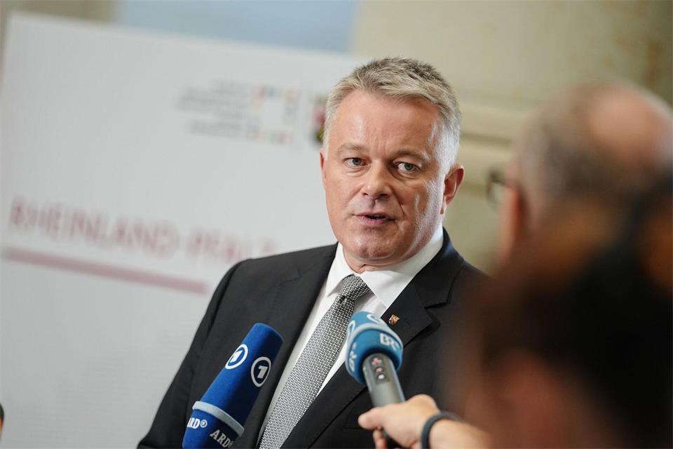 Der rheinland-pfälzische Ministerpräsident Gordon Schnieder bleibt länger Vorsitzender der Ministerpräsidentenkonferenz. (Archivbild)Kay Nietfeld/dpa