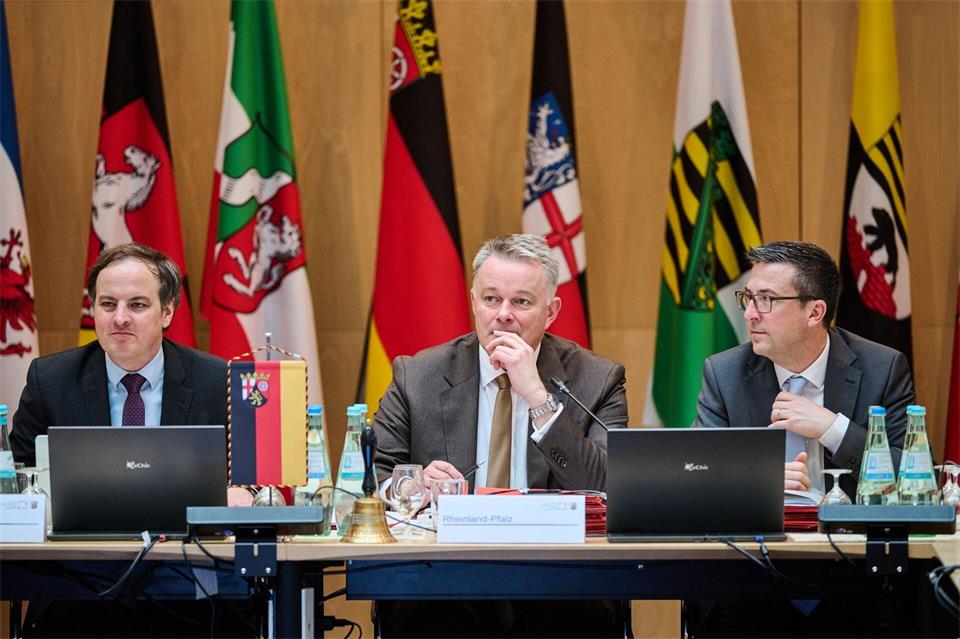 Der rheinland-pfälzische Ministerpräsident Gordon Schnieder (Mitte) hat den Vorsitz der Ministerpräsidentenkonferenz inne. Sebastian Christoph Gollnow/dpa