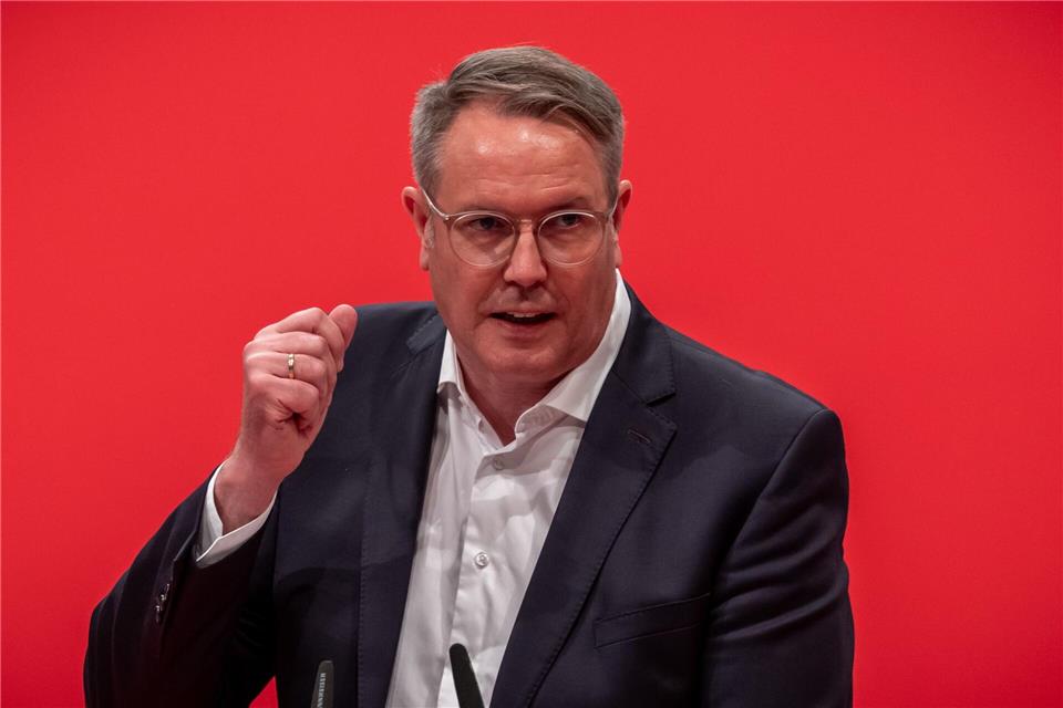 Schweitzer sieht Merz bei Stromsteuer in der Pflicht Der rheinland-pfälzische Ministerpräsident und stellvertretende SPD-Bundeschef ärgert sich über das Ergebnis des Koalitionsausschusses zur Stromsteuer. (Archivbild) Michael Kappeler/dpa