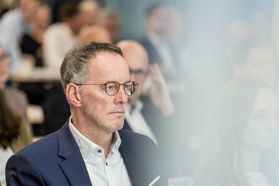 Der rheinland-pfälzische Wirtschaftsminister Michael Ebling (SPD) appelliert an die Bundesregierung, den Weg für internationale Fachkräfte nach Deutschland leichter zu machen. (Archivbild)Andreas Arnold/dpa