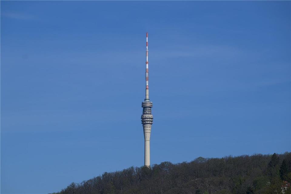 Der rund 250 Meter hohe Dresdner Fernsehturm ist seit 1991 für Besucher geschlossen. (Archivbild)Robert Michael/dpa