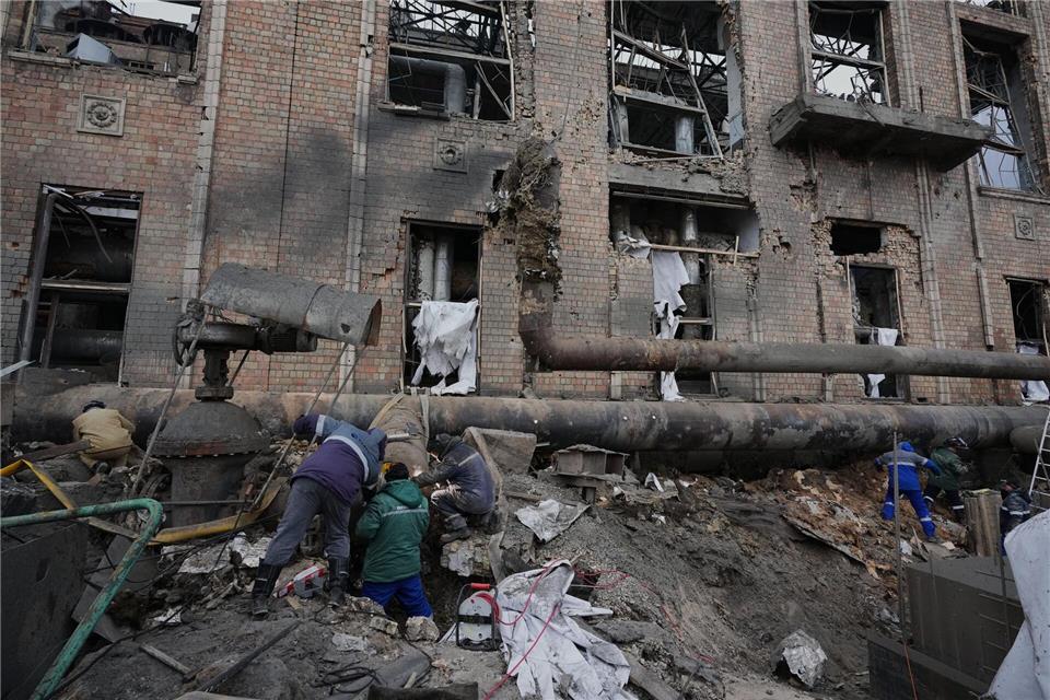 Der russische Angriffskrieg in der Ukraine beschäftigt auch viele Menschen in Deutschland sehr. (Archivbild)Sergei Grits/AP/dpa