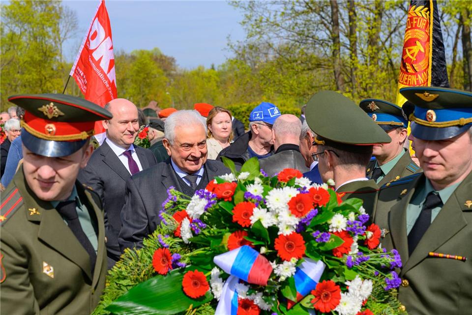 Der russische Botschafter Sergej Netschajew legt mit zahlreichen Gästen zum Gedenken am 81. Jahrestag der Schlacht auf den Seelower Höhen einen Kranz nieder. Patrick Pleul/dpa