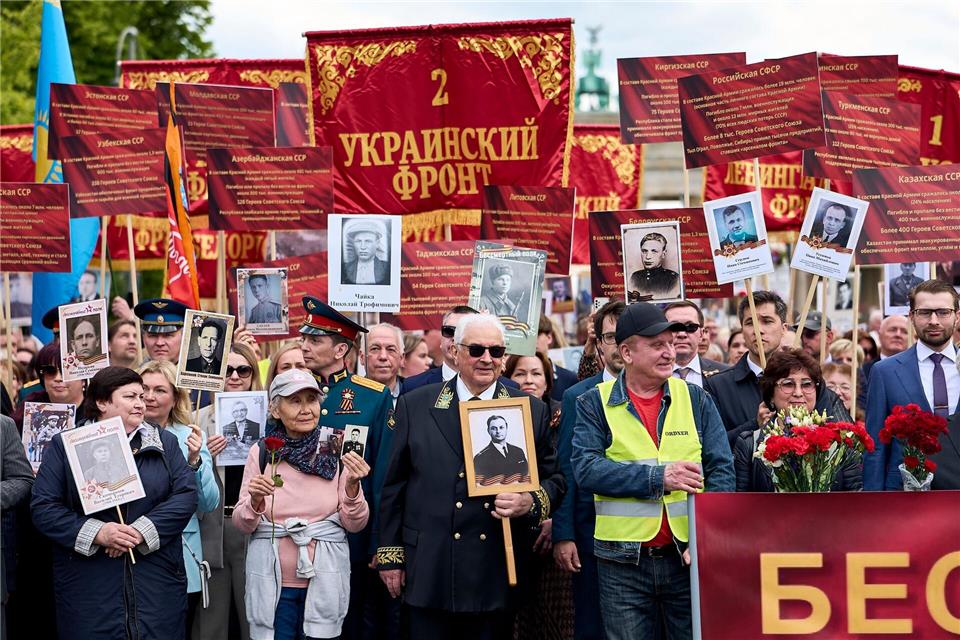 Der russische Botschafter Sergej Netschajew nahm an der Versammlung teil.Michael Ukas/dpa