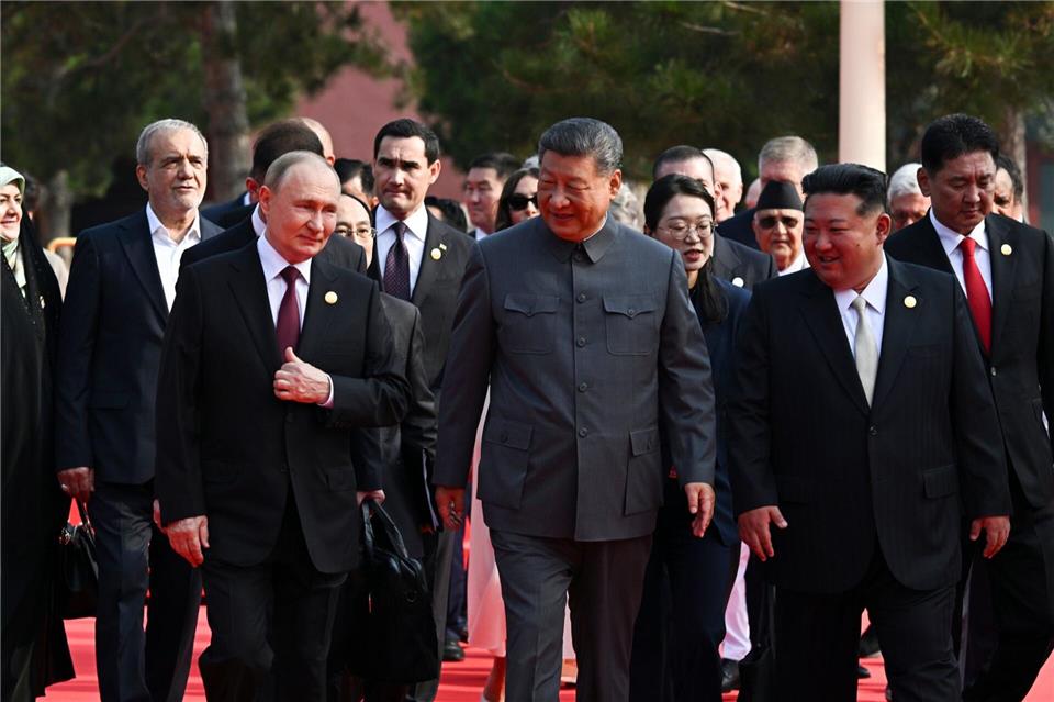 Der russische Präsident Wladimir Putin, der chinesische Präsident Xi Jinping und der nordkoreanische Machthaber Kim Jong Un kommen zu einer Militärparade anlässlich des 80. Jahrestages der Kapitulation Japans im Zweiten Weltkrieg.Sergei Bobylev/Pool Sputnik Kremlin/dpa