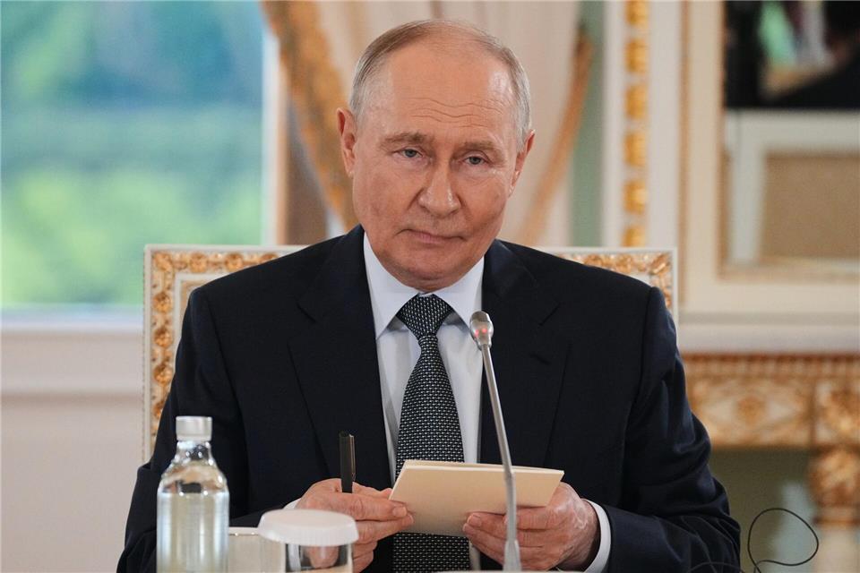 Der russische Präsident Wladimir Putin gab sich vor internationalen Journalisten zuversichtlich.Dmitri Lovetsky/AP/dpa