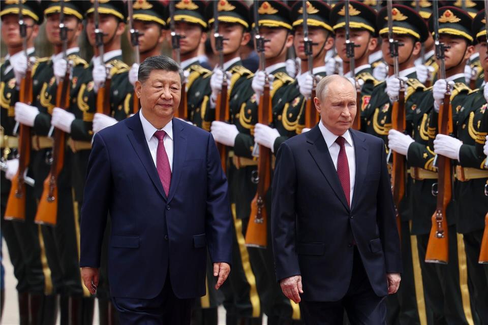 Der russische Präsident Wladimir Putin (r) und der chinesische Präsident Xi Jinping inspizieren eine Ehrengarde während einer Begrüßungszeremonie an der Großen Halle des Volkes in Peking.Maxim Shemetov/Pool Reuters/AP/dpa