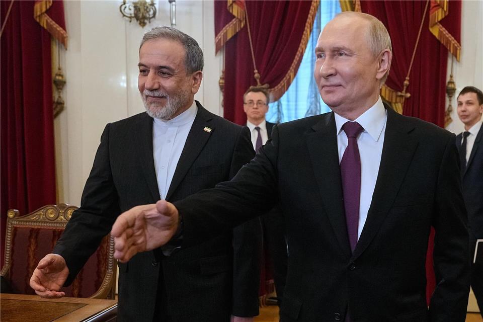 Der russische Präsident Wladimir Putin, rechts, und der iranische Außenminister Abbas Araghtschi sprachen in Moskau über den Iran-KriegDmitri Lovetsky/Pool AP/AP/dpa
