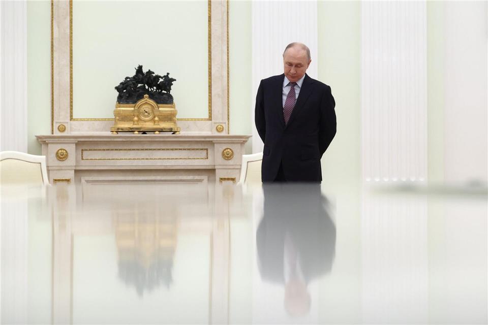 Der russische Präsident Wladimir Putin wartet auf ein Treffen mit dem usbekischen Präsidenten Mirsijojew.Ramil Sitdikov/Pool Reuters/AP/dpa