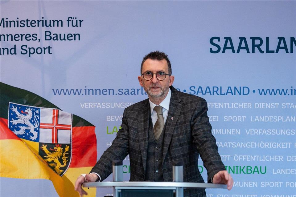 Der saarländische Bauminister Reinhold Jost (SPD) will die Landesgebäude durch Solaranlagen widerstandsfähiger und nachhaltiger machen. (Archivbild)Laszlo Pinter/dpa