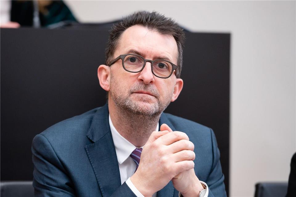 Der saarländische Innenminister Reinhold Jost (SPD) betrachtet die Zunahme der Gewaltorientierung mit Sorge. (Archivbild) Oliver Dietze/dpa