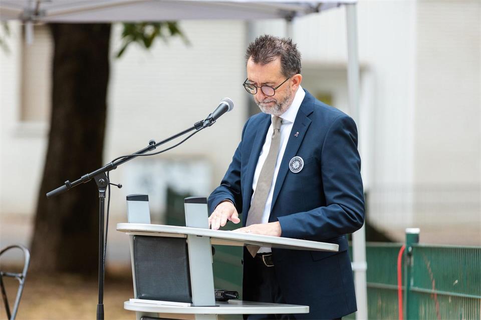 Der saarländische Innenminister Reinhold Jost (SPD) an der Gedenkstele in Völklingen, die an die tödlichen Schüsse auf Polizeioberkommissar Simon Bohr in Völklingen erinnert. (Archivbild)Laszlo Pinter/dpa