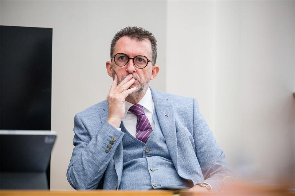 Der saarländische Innenminister Reinhold Jost (SPD) wies darauf hin, dass die neue Regelung zur Beamtenbesoldung ausdrücklich nicht für Minister und Ministerpräsidentin gelte. (Archivbild) Oliver Dietze/dpa