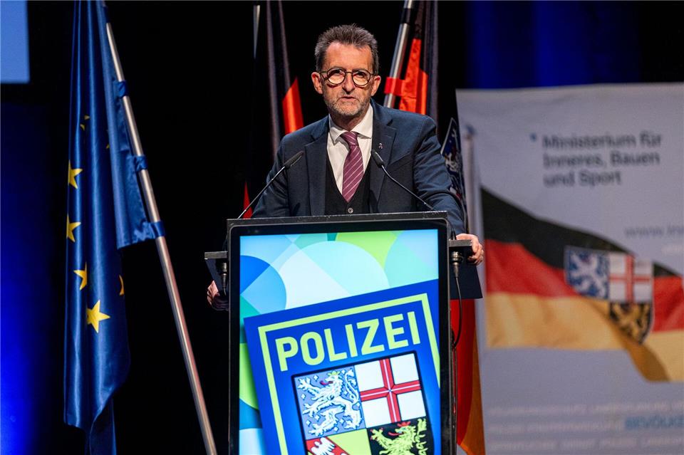 Der saarländische Innenminister Reinhold Jost (SPD) will der Polizei mehr Befugnisse und technische Hilfsmittel geben. (Archivbild)Laszlo Pinter/dpa