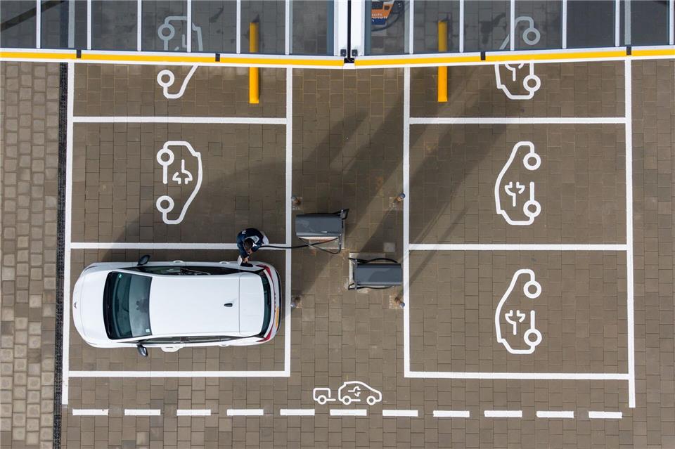 Der sächsische Industriedialog widmet sich diesmal den konkreten Fragen einer Region im Wandel am Beispiel neuer Antriebs- und Mobilitätsformen (Symbolbild)Sebastian Kahnert/dpa