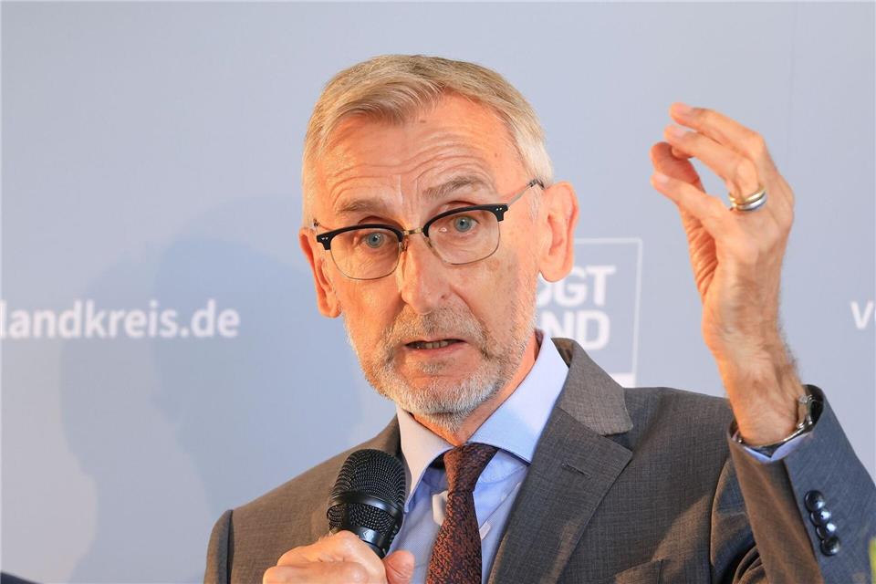 Der sächsische Innenminister Armin Schuster (CDU) spricht sich für eine rasche Neuregelung bei Ukraine-Flüchtlingen aus. (Archivbild)Jan Woitas/dpa