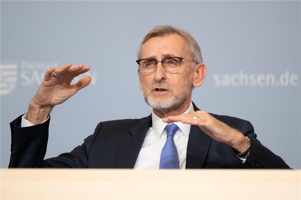 Der sächsische Innenminister Armin Schuster hat die frühere Bundesregierung nach der Gerichtsentscheidung zur AfD-Einstufung kritisiert (Archivbild). Sebastian Kahnert/dpa