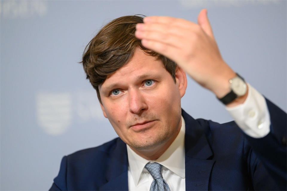 Der sächsische Kultusminister Conrad Clemens (CDU) warnt vor den bildungspolitischen Plänen der AfD im Nachbarland. (Archivbild)Robert Michael/dpa