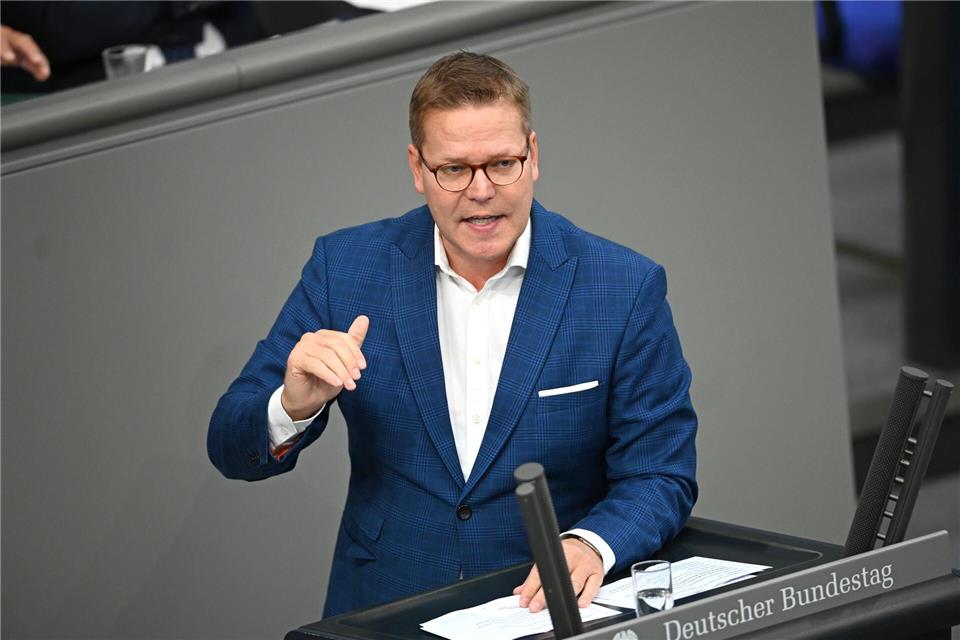 Der scheidende Gesundheitsstaatssekretär Tino Sorge ist mit seiner Entlassung nicht zufrieden. (Archivfoto)Philip Dulian/dpa