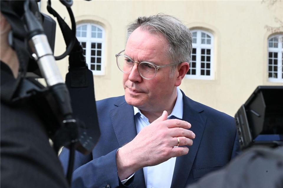 Der scheidende Ministerpräsident Alexander Schweitzer behält sein Landtagsmandat. Uli Deck/dpa