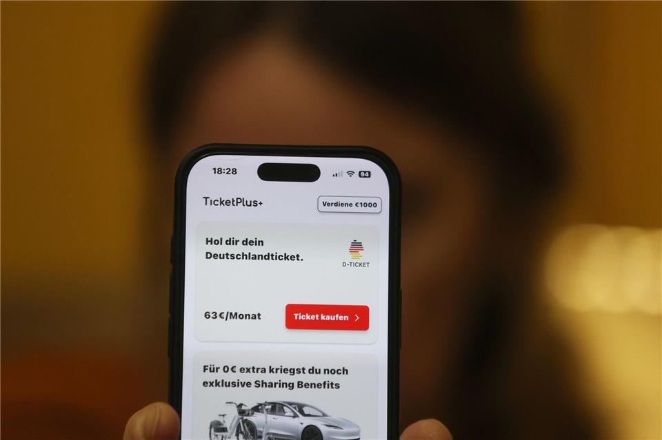 Der schneereiche Winter hat in Thüringen nach Verbandsangaben kaum Auswirkungen auf die Verkaufszahlen des Deutschlandtickets gehabt. (Symbolbild)Bodo Schackow/dpa