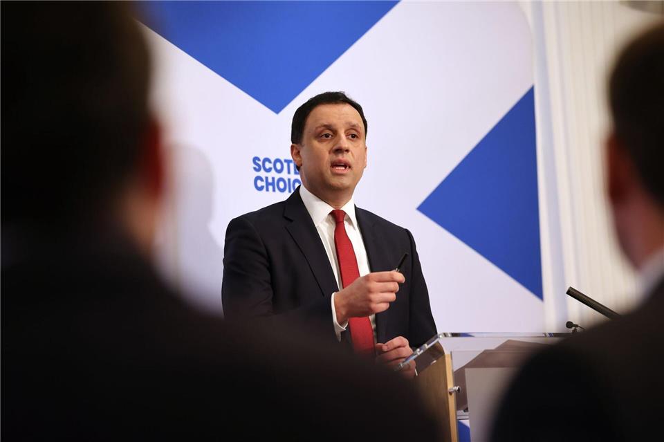 Der schottische Labour-Chef Sarwar forderte Starmers Rücktritt. Robert Perry/PA Wire/dpa