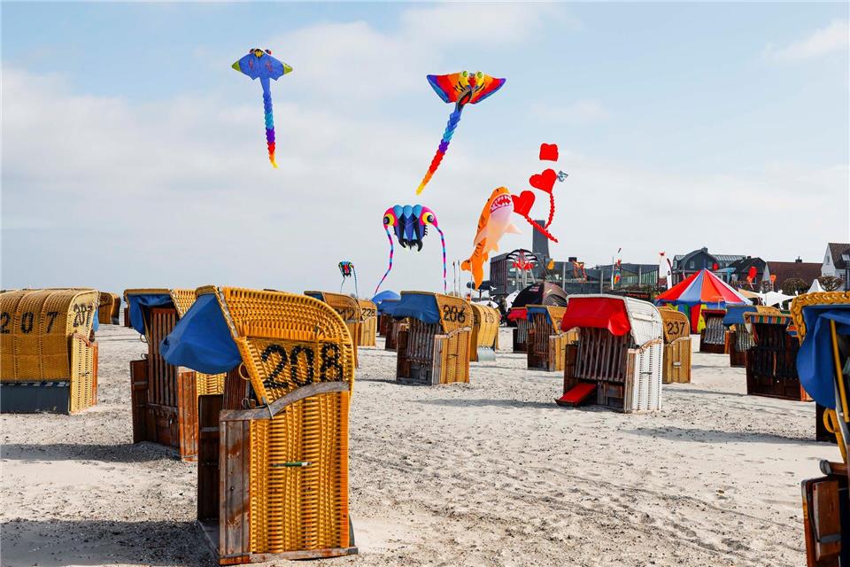 Der schwache Wind am Strand von Laboe bringt nur wenige Drachen zum Fliegen.Frank Molter/dpa
