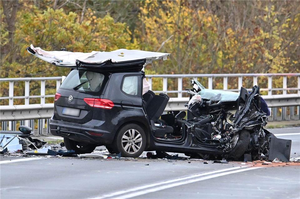 Auto stürzt in Mittellandkanal - viele Fragen bleiben offen Der schwarze Pkw wurde völlig zerstört. Das Dach des Wagens ist größtenteils abgerissen.Swen Pförtner/dpa