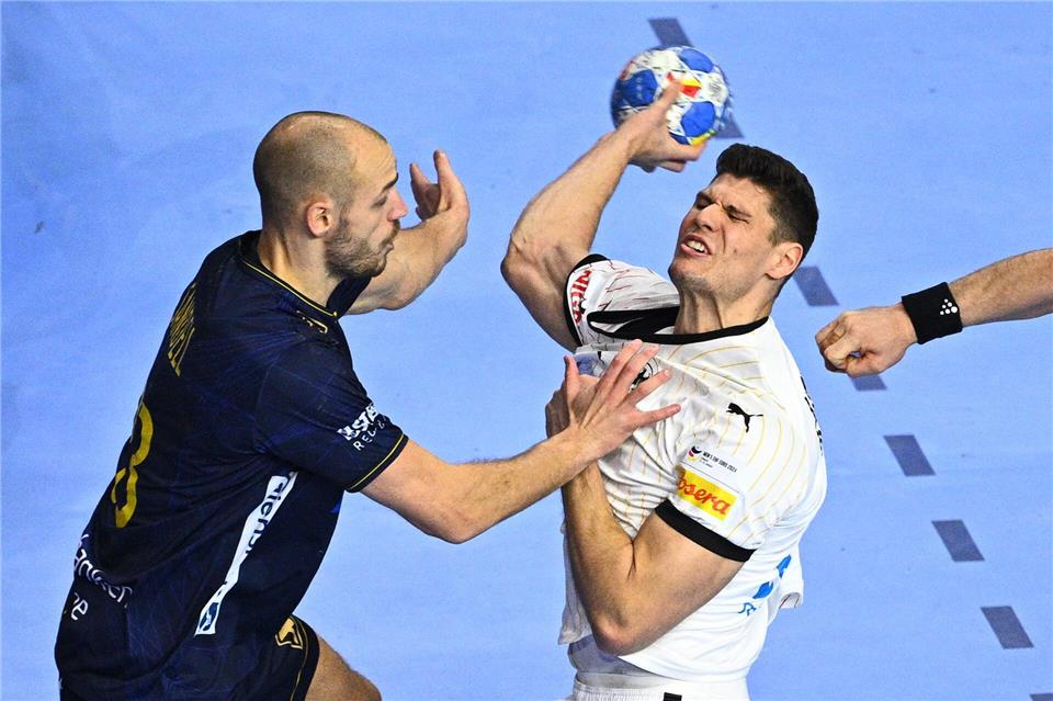 Der schwedische Nationalspieler Lukas Sandell (l) Anfang 2024 in einem EM-Spiel gegen Deutschland. (Archivbild)Tom Weller/dpa