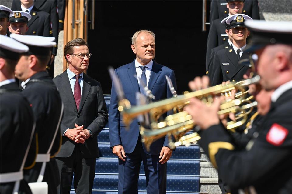 Der schwedische Regierungschef Ulf Kristersson und sein polnischer Amtskollege Donald Tusk vor der Unterzeichnung eines Deals über den Kauf von drei schwedischen U-Booten für Polen.Marcin Gadomski/PAP/dpa