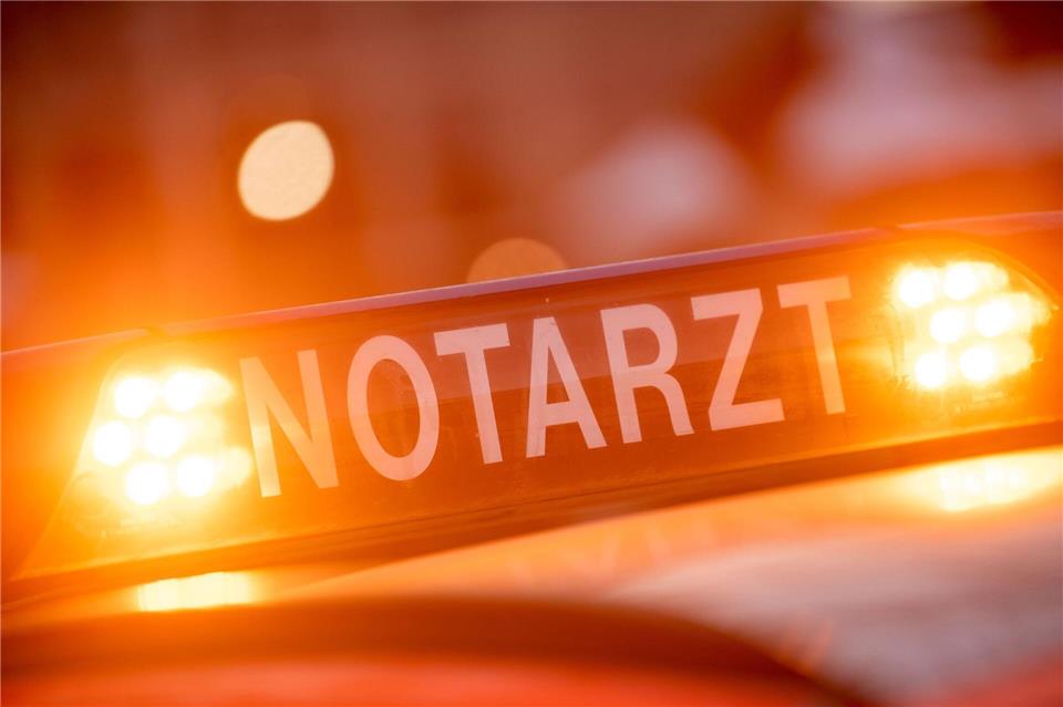 Der schwer verletzte Ehemann wurde noch in ein Krankenhaus gebracht, starb dort aber später. (Symbolbild)Lino Mirgeler/dpa