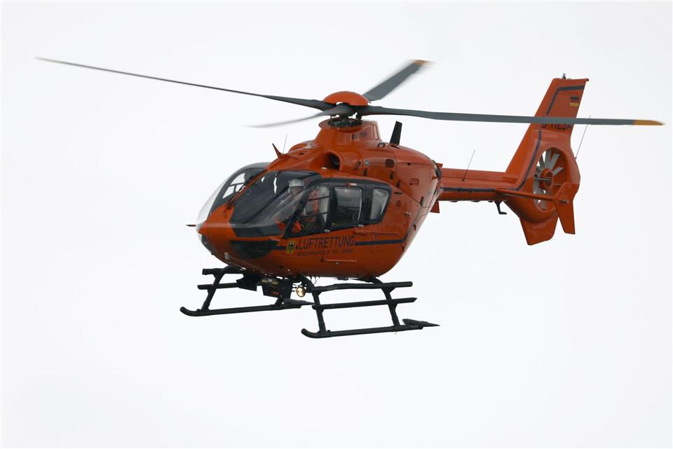 Der schwer verletzte Junge wurde mit dem Rettungshubschrauber in eine Klinik gebracht. (Symbolbild)Oliver Berg/dpa