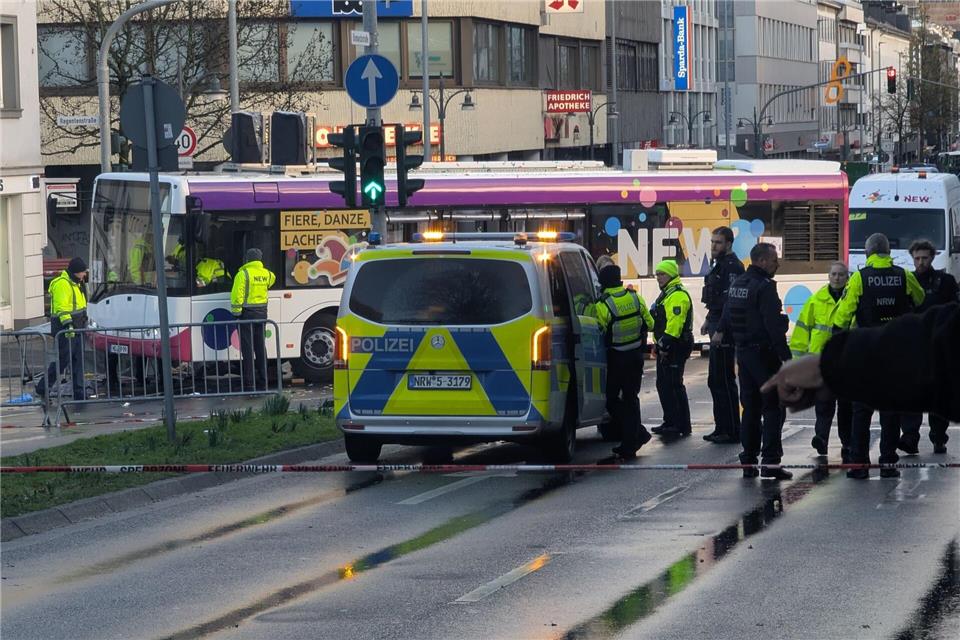 Der schwere Unfall passierte beim Mönchengladbacher Veilchendienstagszug. Michael Pollert/dpa