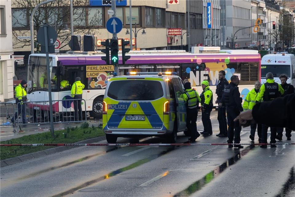 Der schwere Unfall passierte beim Mönchengladbacher Veilchendienstagszug. (Archivbild)Michael Pollert/dpa
