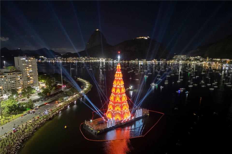 Der schwimmende Weihnachtsbaum am Strand von Botafogo in Rio de Janeiro: Die rund 80 Meter hohe, spektakulär beleuchtete Installation auf dem Wasser gilt als Comeback des berühmten „Flutuante“. (Archivbild)Bruna Prado/AP/dpa