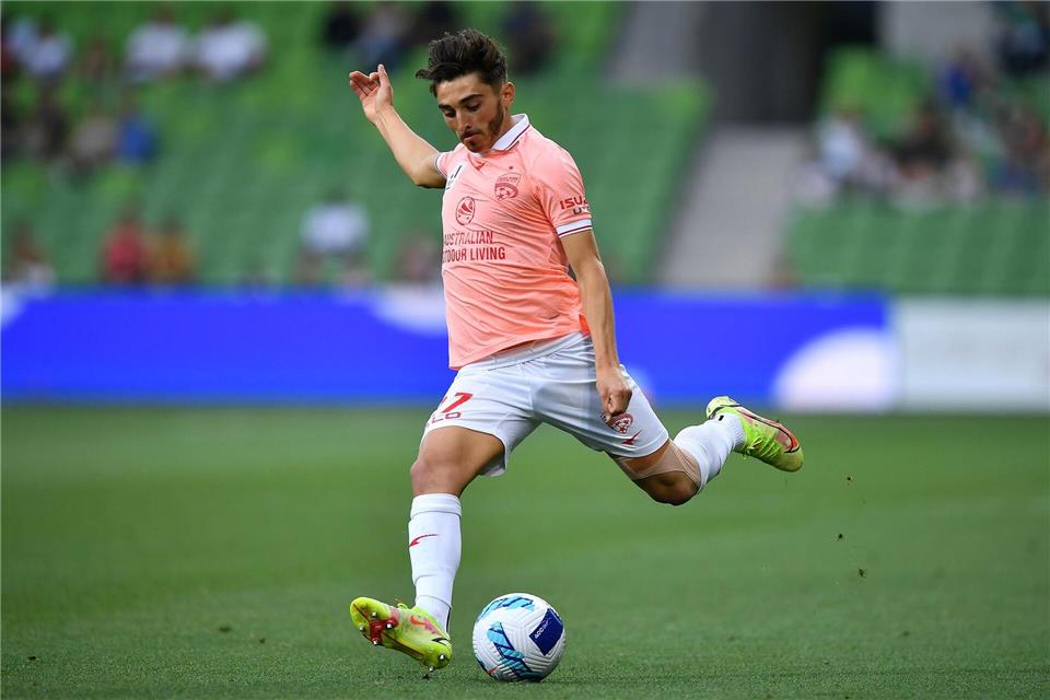 Der schwule Fußballer Josh Cavallo erhebt schwere Vorwürfe gegen Ex-Club Adelaide United. (Archivbild)JOEL CARRETT/AAP/AP/dpa