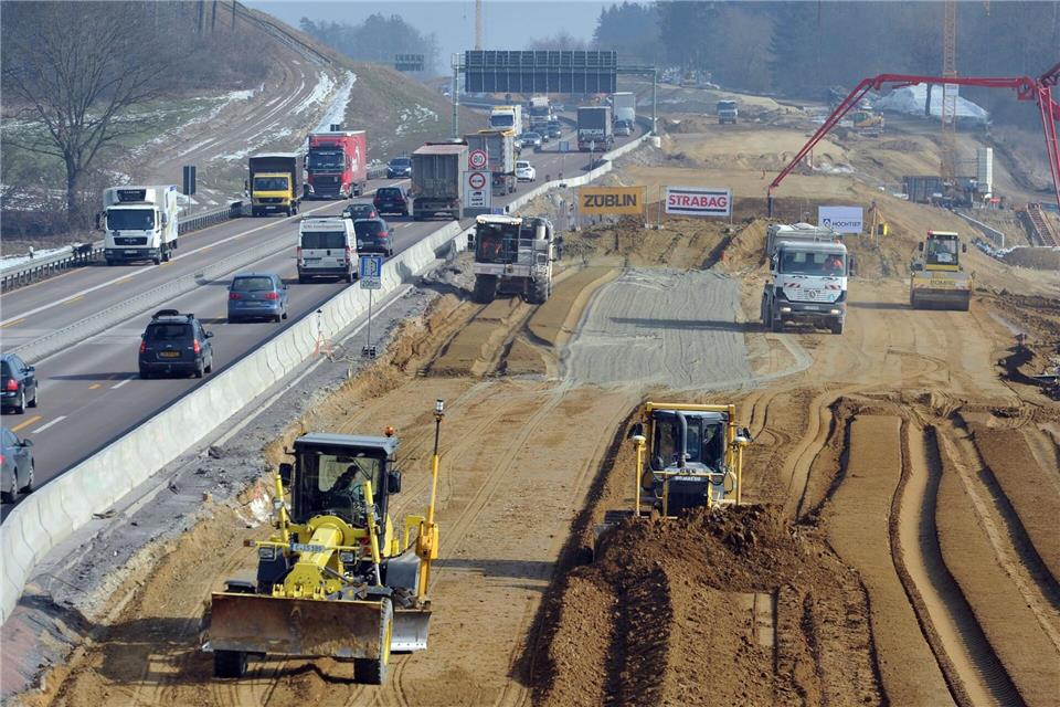 Autobahn und Schiene in Schwaben sollen ausgebaut werden  Der sechsstreifige Ausbau der A8 bei Ulm soll bis 2032 umgesetzt werden. (Archivbild)Stefan Puchner/dpa