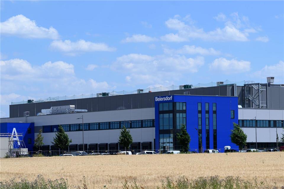 Der seit zwei Jahren laufende Bau des neuen Logistikzentrums liegt nach Angaben von Beiersdorf im Zeitplan.Hendrik Schmidt/dpa