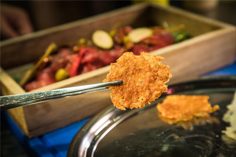 Der selbstgemachte Parmesan-Chip wird aus frischem Parmesan in der Mikrowelle zubereitet.Christin Klose/dpa-tmn