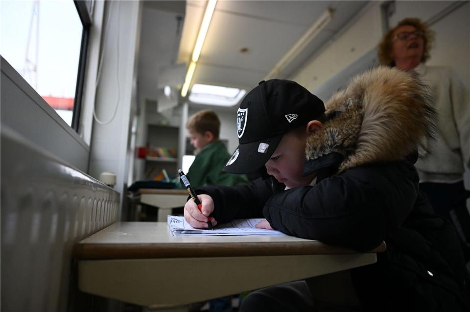 Der siebenjährige Milo ist noch Vorschüler, kommt aber trotzdem schon in den Schulwagen - auch um hier andere Kinder kennenzulernen.Leonie Asendorpf/dpa