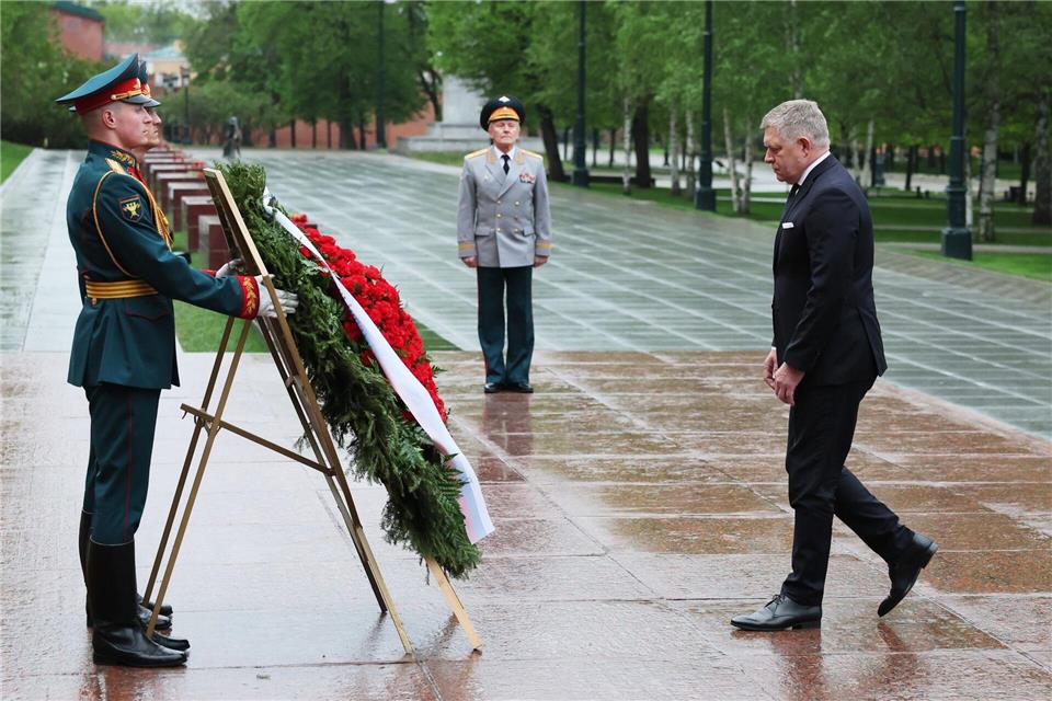 Der slowakische Ministerpräsident Fico gedachte in Moskau der Toten des Zweiten Weltkriegs. Shamil Zhumatov/Pool Reuters/AP/dpa