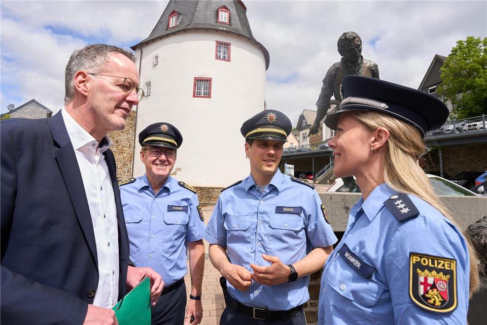 Dorfsheriff 2.0? So arbeitet der Bezirksdienst der Polizei Der sogenannte Bezirksdienst der Polizei soll neu ausgerichtet werden und dadurch einen intensiveren Kontakt zu den Menschen bekommen.Thomas Frey/dpa