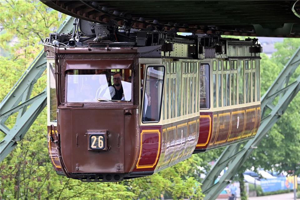 Der sogenannte Kaiserwagen der Wuppertaler Schwebebahn fährt in den Bahnhof Werther Brücke.Federico Gambarini/dpa