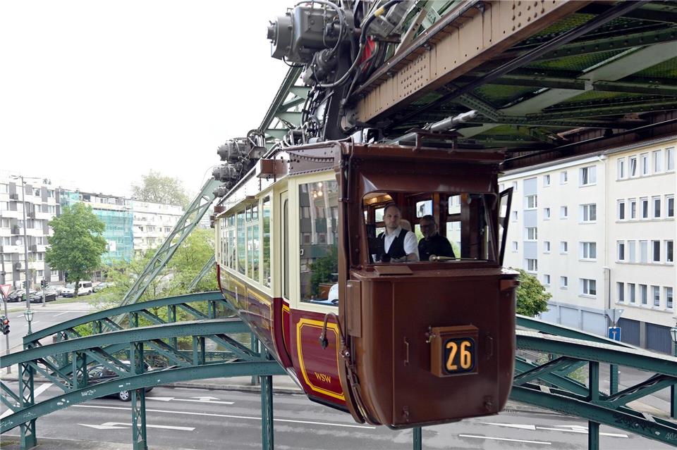 Der sogenannte Kaiserwagen der Wuppertaler Schwebebahn kommt für touristische Fahrten und besondere Anlässe wie Hochzeiten zum Einsatz.  Federico Gambarini/dpa